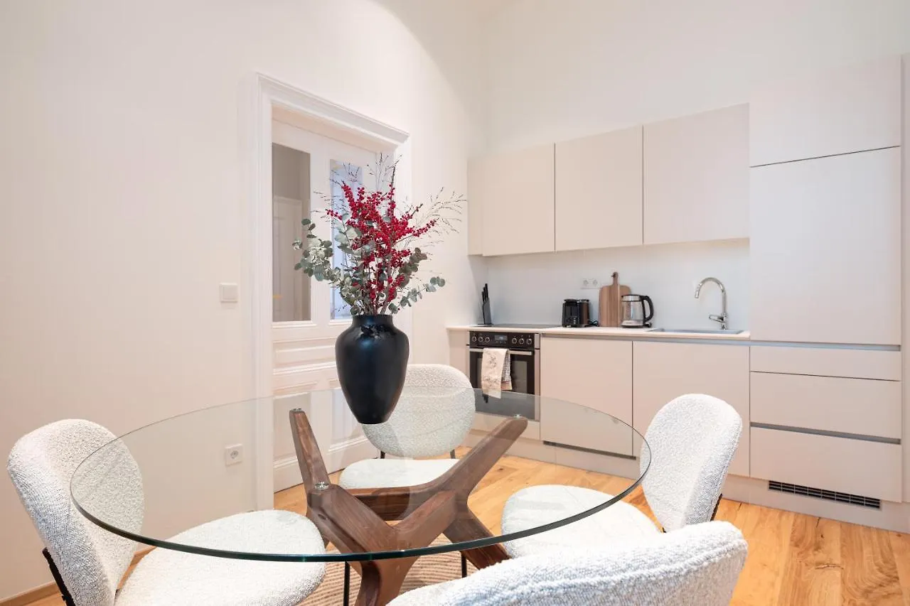 2 Bedroom - Modern Premium Centrally Located Vienna 0*,